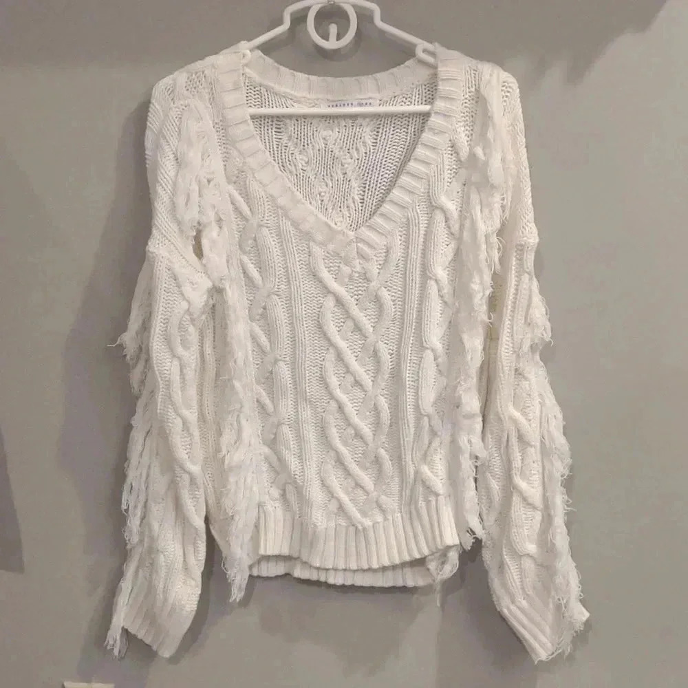 Endless rose women's medium white cable knit v-neck fringe sweater